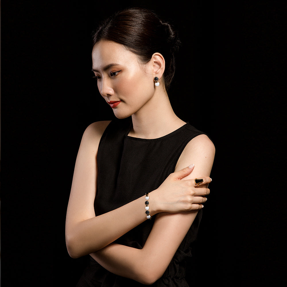 天然インキージェダイトと白エナメルのラウンドピアス